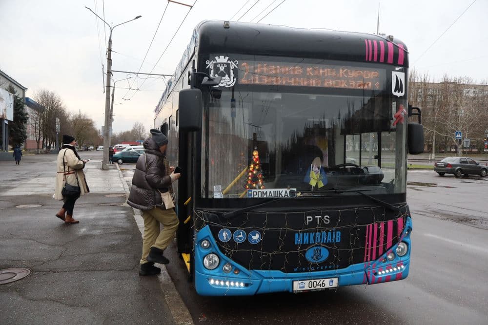 Незважаючи на складну ніч, сьогодні у Миколаєві відбувся традиційний захід "Святочний тролейбус", який об’єднав мешканців і гостей міста навколо живої української традиції та святкового настрою