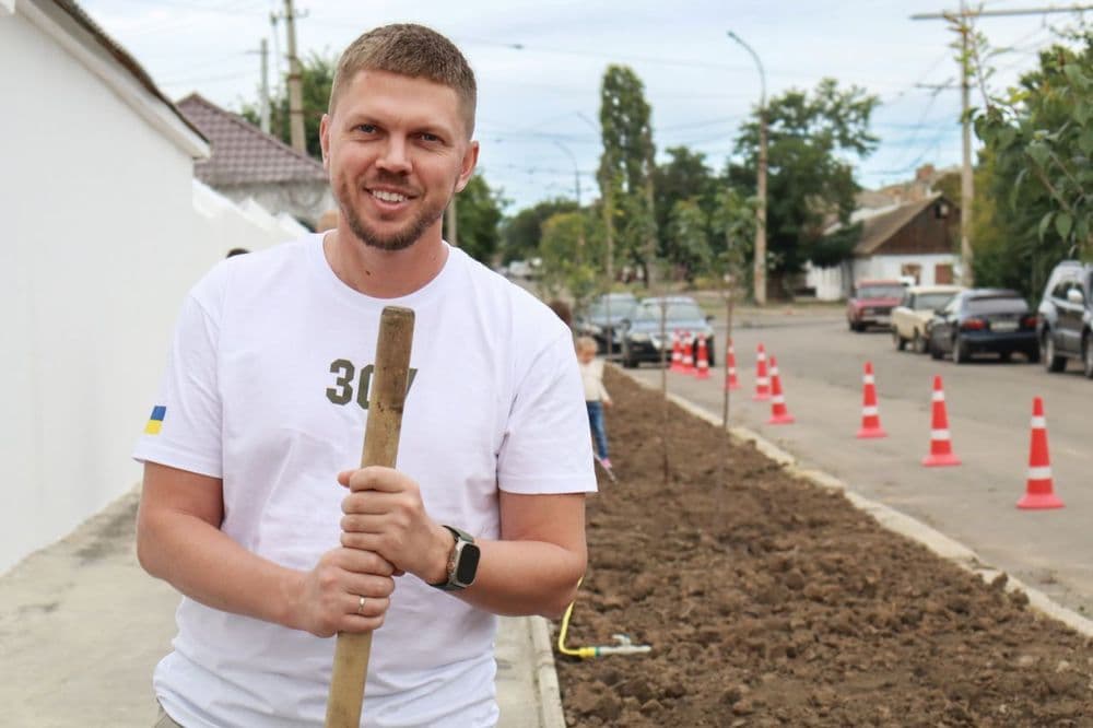 У Миколаєві з'явилась Алея руху: працівники КП "Миколаївелектротранс" висадили сакури до Дня міста 