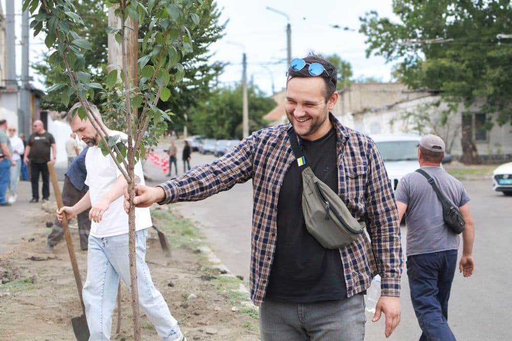 У Миколаєві з'явилась Алея руху: працівники КП "Миколаївелектротранс" висадили сакури до Дня міста 