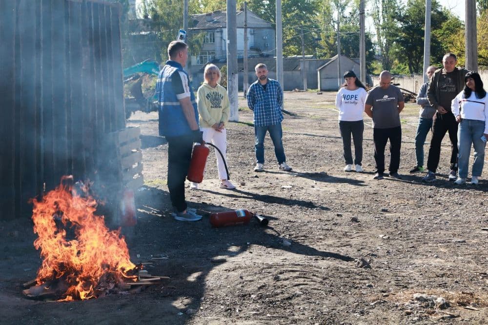 Сьогодні, 22 вересня, на базі КП «Миколаївелектротранс» провели практичне навчання з пожежної безпеки та використання вогнегасників для майбутніх водіїв тролейбуса.