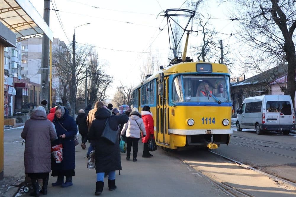 У зв’язку з проведенням аварійних робіт на рейкошпальній решітці на зворотному кільці біля зупинки ЧСЗ запроваджено тимчасові зміни в русі трамвайного маршруту №3