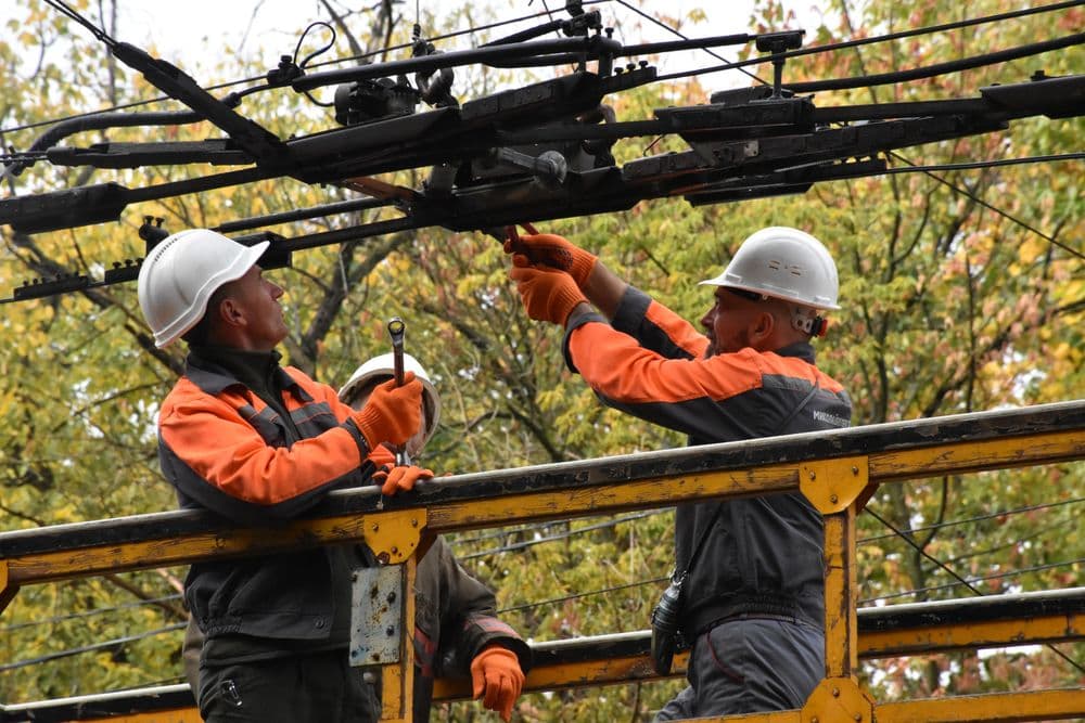 Стабільна робота міського електротранспорту потребує постійної уваги до технічного стану контактної мережі