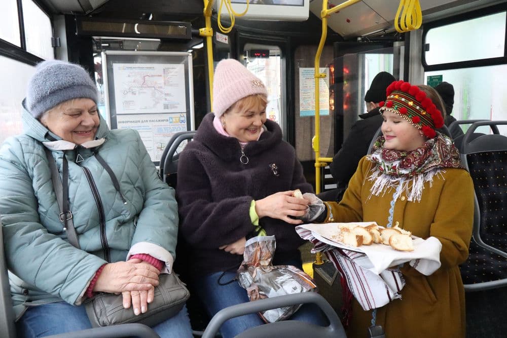 Незважаючи на складну ніч, сьогодні у Миколаєві відбувся традиційний захід "Святочний тролейбус", який об’єднав мешканців і гостей міста навколо живої української традиції та святкового настрою