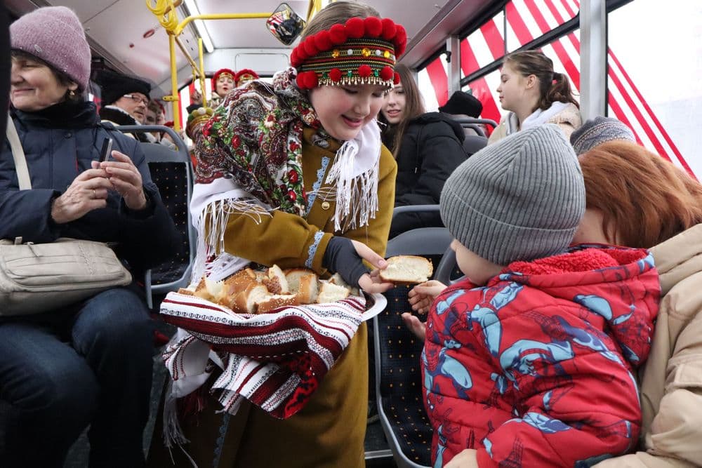 Незважаючи на складну ніч, сьогодні у Миколаєві відбувся традиційний захід "Святочний тролейбус", який об’єднав мешканців і гостей міста навколо живої української традиції та святкового настрою