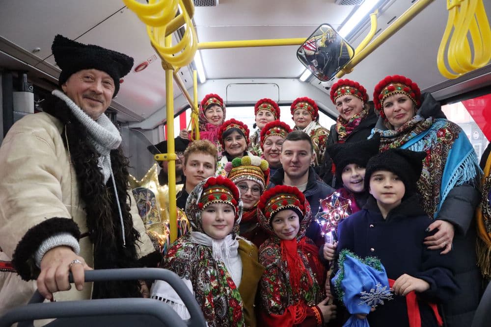 Незважаючи на складну ніч, сьогодні у Миколаєві відбувся традиційний захід "Святочний тролейбус", який об’єднав мешканців і гостей міста навколо живої української традиції та святкового настрою