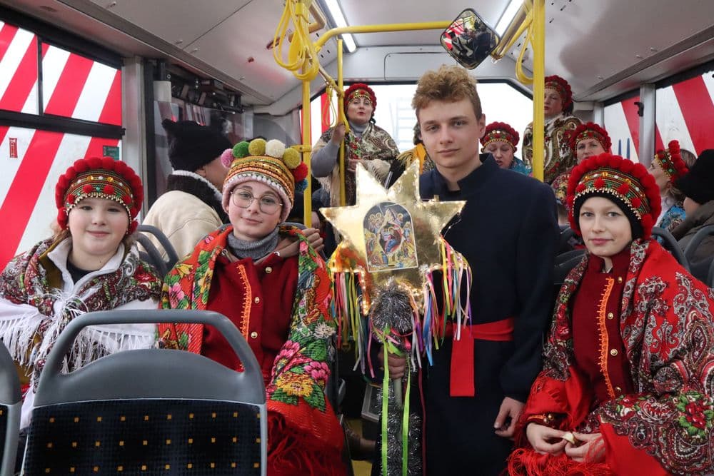 Незважаючи на складну ніч, сьогодні у Миколаєві відбувся традиційний захід "Святочний тролейбус", який об’єднав мешканців і гостей міста навколо живої української традиції та святкового настрою