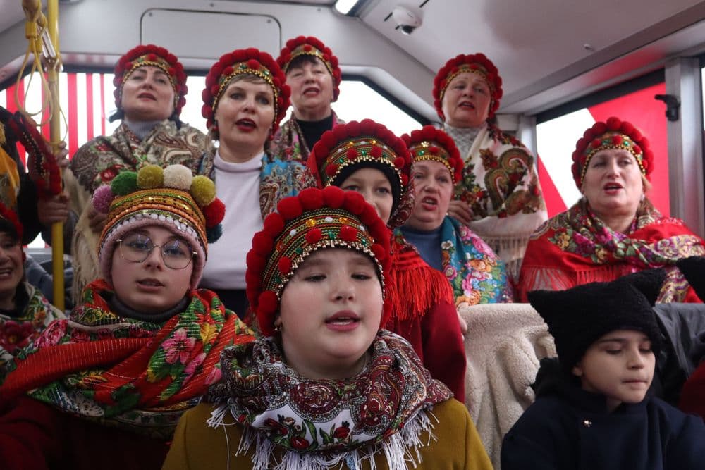 Незважаючи на складну ніч, сьогодні у Миколаєві відбувся традиційний захід "Святочний тролейбус", який об’єднав мешканців і гостей міста навколо живої української традиції та святкового настрою