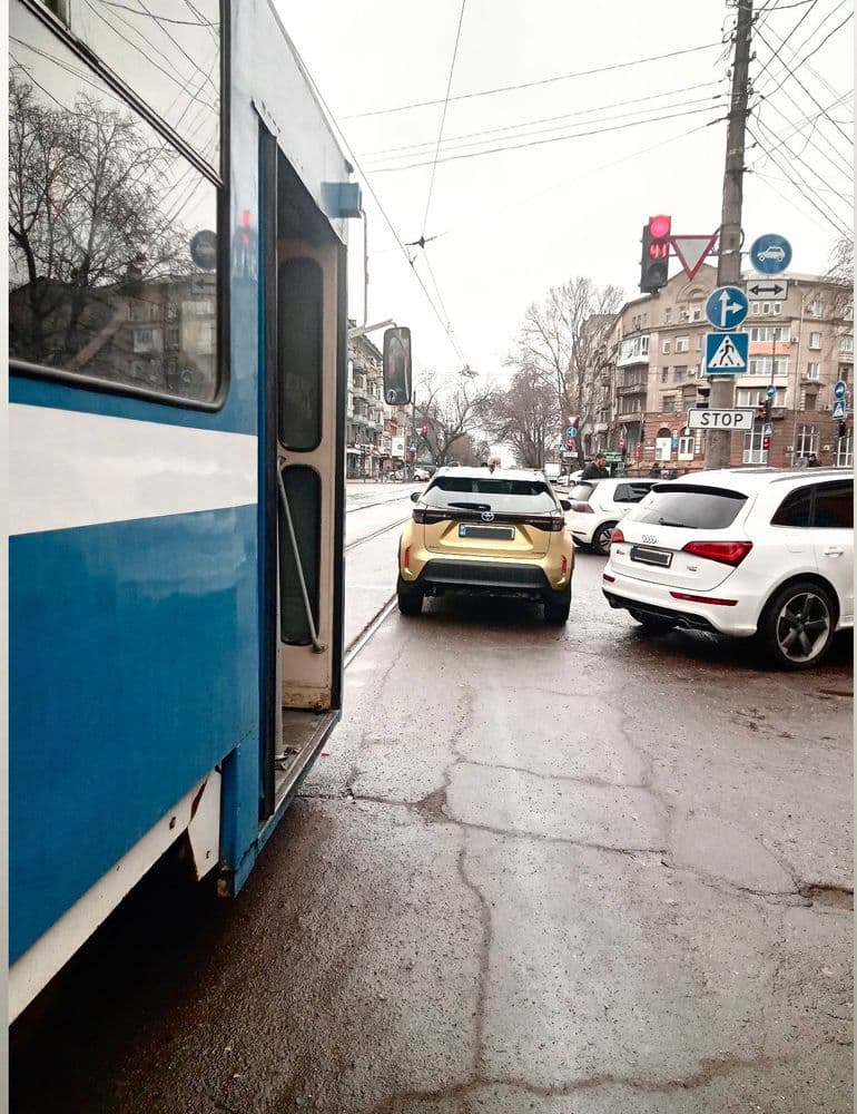 КП «Миколаївелектротранс» нагадує про важливість правильного паркування поблизу трамвайних колій. 