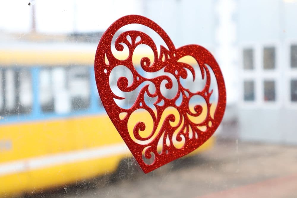 До Дня закоханих працівники КП «Миколаївелектротранс» підготували особливий рейс - святково прикрашений вагон №1111, який даруватиме пасажирам атмосферу тепла та романтики просто під час поїздки містом.