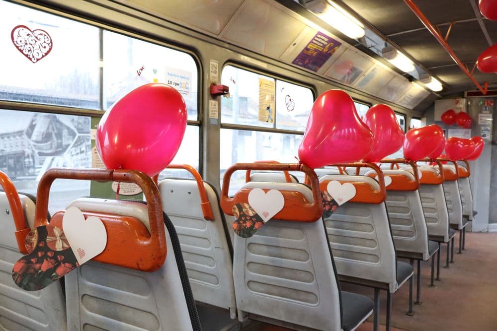 До Дня закоханих працівники КП «Миколаївелектротранс» підготували особливий рейс - святково прикрашений вагон №1111, який даруватиме пасажирам атмосферу тепла та романтики просто під час поїздки містом.