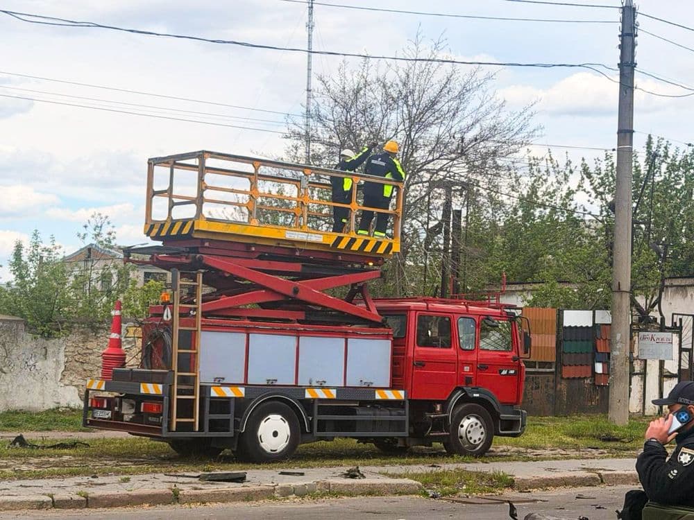 Внаслідок масованого ворожого обстрілу міста, що стався вчора, було пошкоджено тролейбус, який здійснював підвезення та роздачу очищеної води.