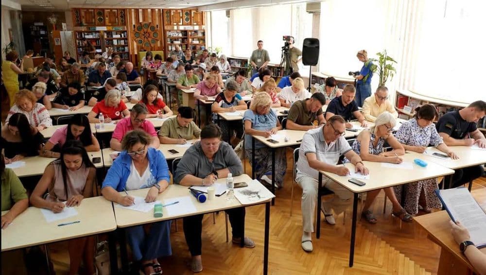 Працівники КП «Миколаївелектротранс» долучилися до написання Миколаївського диктанту з нагоди Дня Конституції України