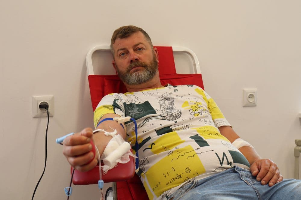 Працівники КП «Миколаївелектротранс» продовжують регулярно долучатися до здачі крові, допомагаючи рятувати життя захисників і цивільних, які постраждали внаслідок військової агресії.