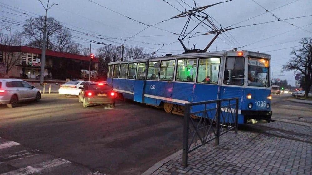 Чому трамвай зупиняється без подальшого руху на перехрестях з інтенсивним рухом?