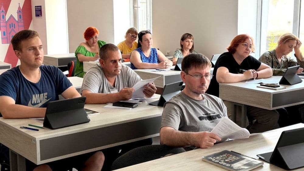 Майбутні водії тролейбусів продовжують навчання, опановуючи предмети загальнопрофесійної та професійно-теоретичної підготовки