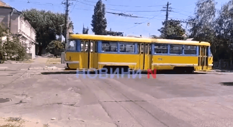 Чому трамвай зупиняється без подальшого руху на перехрестях з інтенсивним рухом?