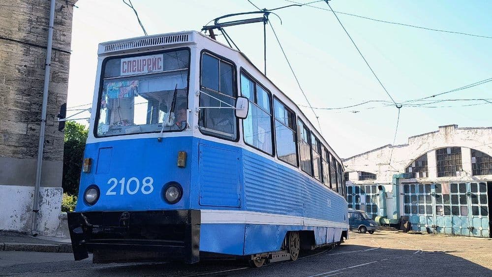 З настанням спекотної погоди отримуємо звинувачення, що трамваї та тролейбуси, які розвозять очищену воду містянам приїздять не повністю заправленими.