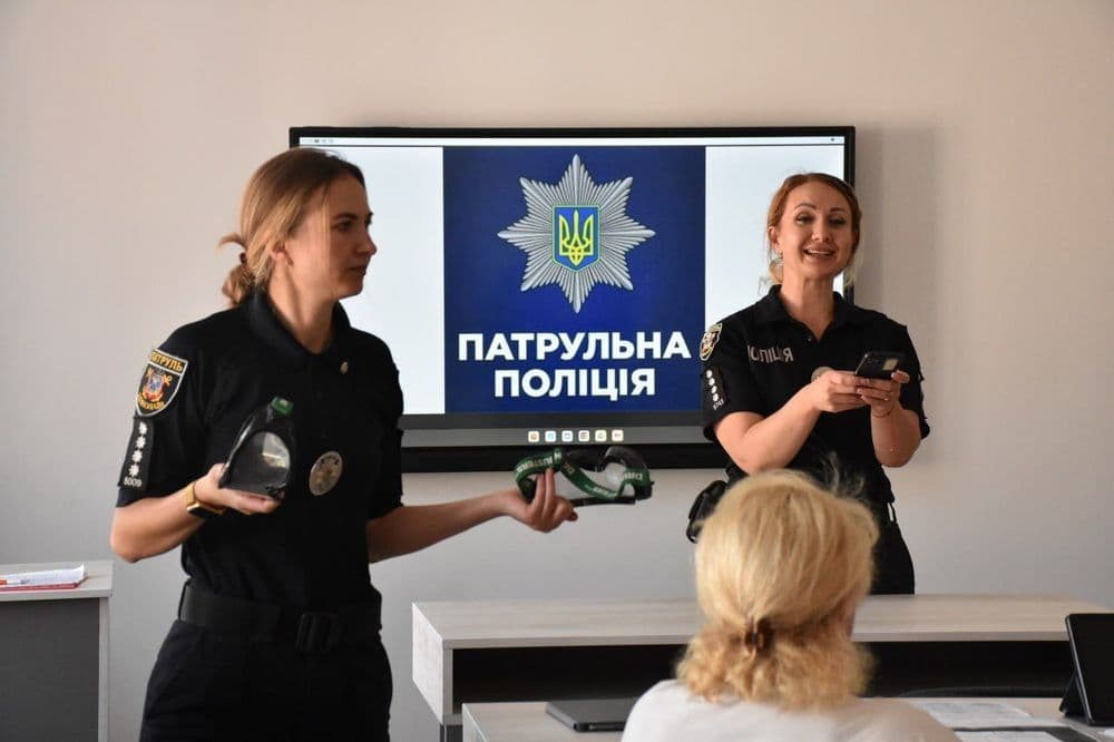 На базі КП "Миколаївелектротранс" відбулася інтерактивна лекція для майбутніх водіїв тролейбуса, організована співробітниками патрульної поліції