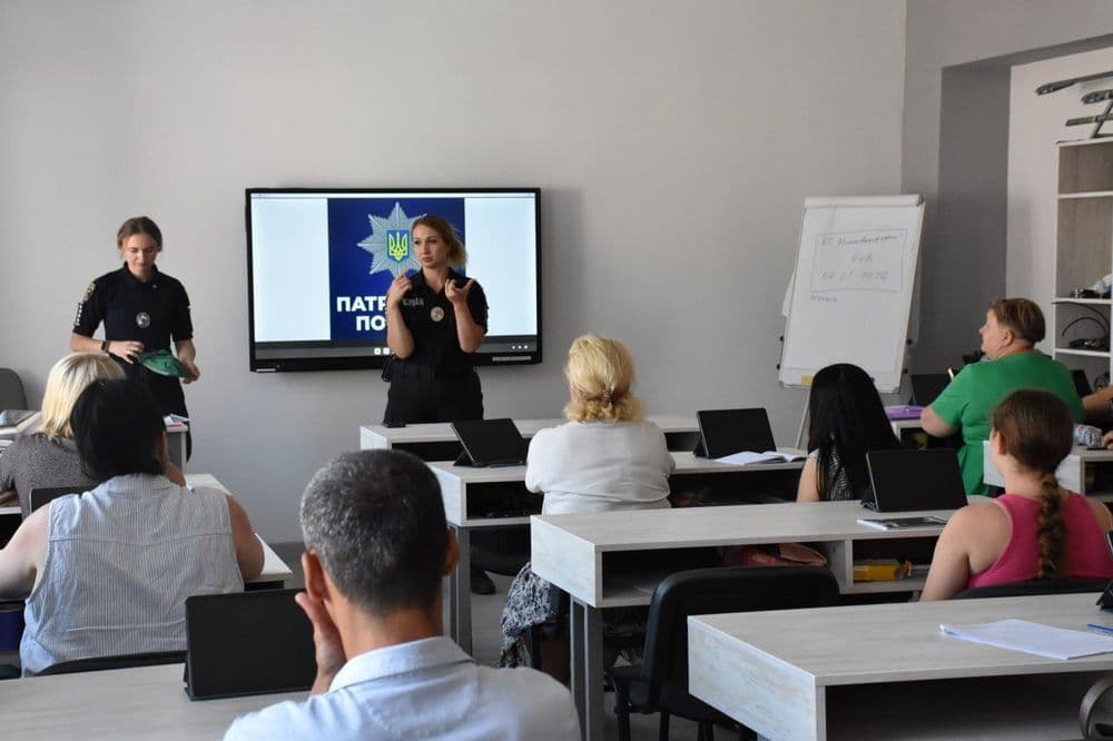 На базі КП "Миколаївелектротранс" відбулася інтерактивна лекція для майбутніх водіїв тролейбуса, організована співробітниками патрульної поліції