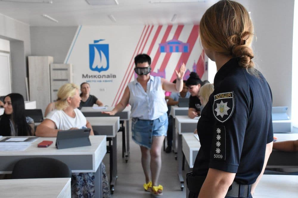 На базі КП "Миколаївелектротранс" відбулася інтерактивна лекція для майбутніх водіїв тролейбуса, організована співробітниками патрульної поліції