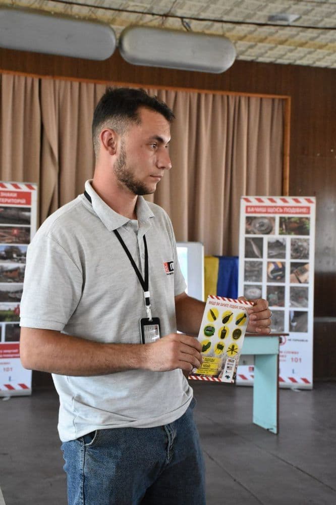 Днями на базі КП "Миколаївелектротранс" пройшла інформаційна сесія для водіїв трамвая, присвячена темі мінної безпеки та ризиків, пов’язаних із вибухонебезпечними предметами.