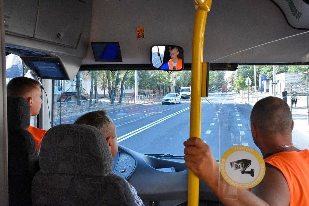 На шляху до нової професії: майбутні водії електротранспорту опановують міські маршрути разом із інструкторами