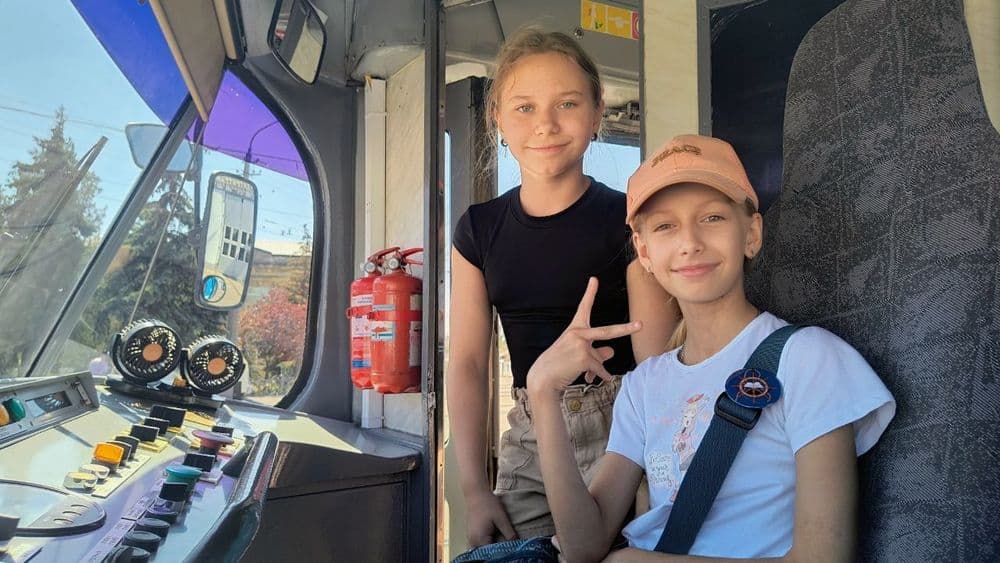 Сьогодні, 5 вересня, на території КП «Миколаївелектротранс» відбулися одразу дві пізнавальні екскурсії для школярів, маленьких дослідників та їхніх батьків.