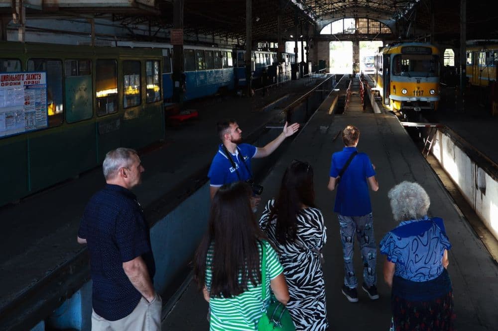 Сьогодні, 5 вересня, на території КП «Миколаївелектротранс» відбулися одразу дві пізнавальні екскурсії для школярів, маленьких дослідників та їхніх батьків.