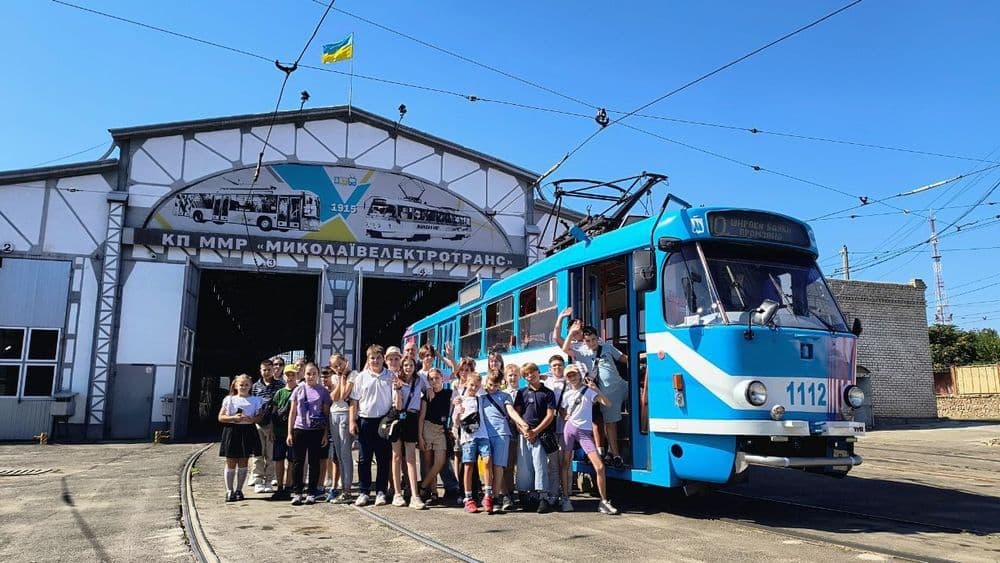 Сьогодні, 5 вересня, на території КП «Миколаївелектротранс» відбулися одразу дві пізнавальні екскурсії для школярів, маленьких дослідників та їхніх батьків.