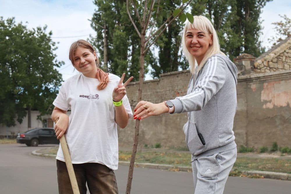 У Миколаєві з'явилась Алея руху: працівники КП "Миколаївелектротранс" висадили сакури до Дня міста