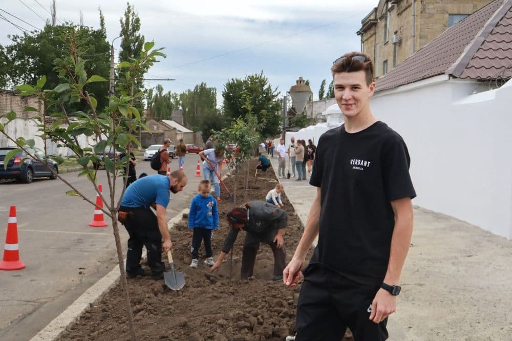 У Миколаєві з'явилась Алея руху: працівники КП "Миколаївелектротранс" висадили сакури до Дня міста