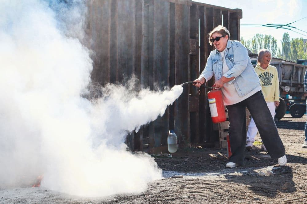 Сьогодні, 22 вересня, на базі КП «Миколаївелектротранс» провели практичне навчання з пожежної безпеки та використання вогнегасників для майбутніх водіїв тролейбуса.