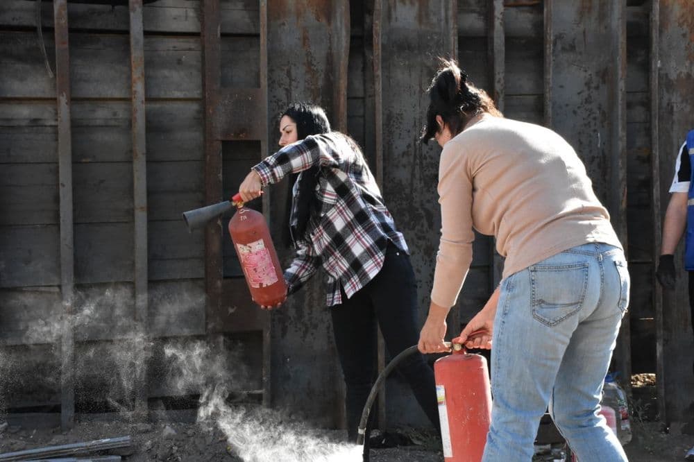 Сьогодні, 22 вересня, на базі КП «Миколаївелектротранс» провели практичне навчання з пожежної безпеки та використання вогнегасників для майбутніх водіїв тролейбуса.