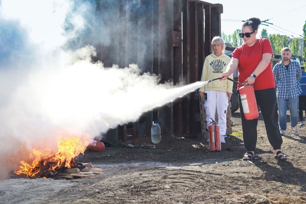 Сьогодні, 22 вересня, на базі КП «Миколаївелектротранс» провели практичне навчання з пожежної безпеки та використання вогнегасників для майбутніх водіїв тролейбуса.