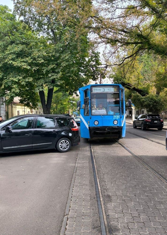 КП «Миколаївелектротранс» нагадує про важливість правильного паркування поблизу трамвайних колій