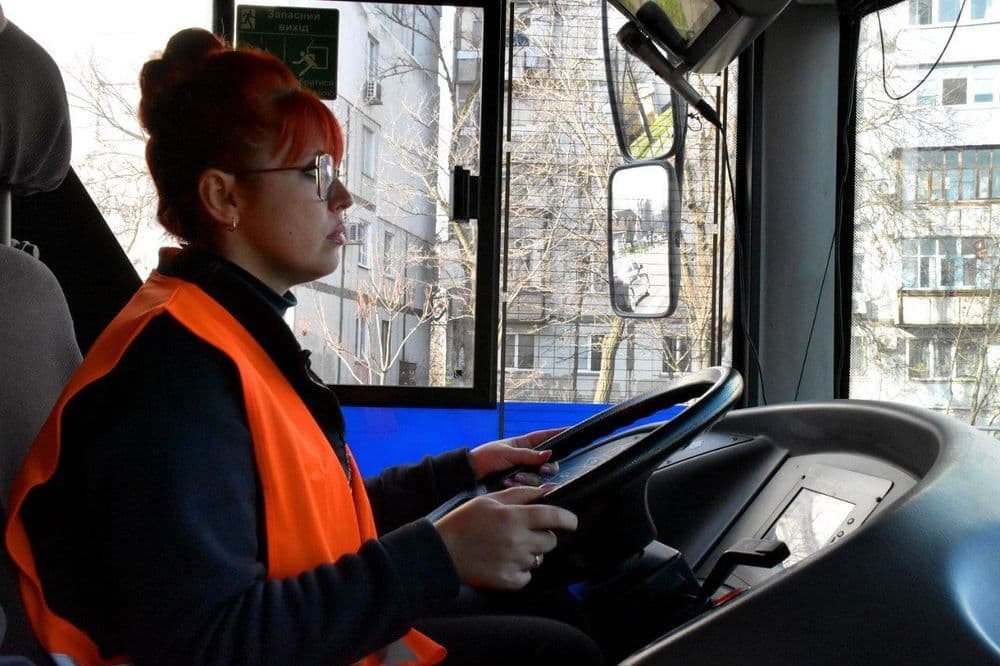 На шляху до нової професії: майбутні водії електротранспорту опановують міські маршрути разом із інструкторами