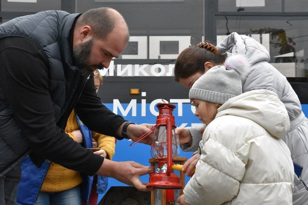 Колектив КП "Миколаївелектротранс" прийняв Вифлеємський Вогонь Миру