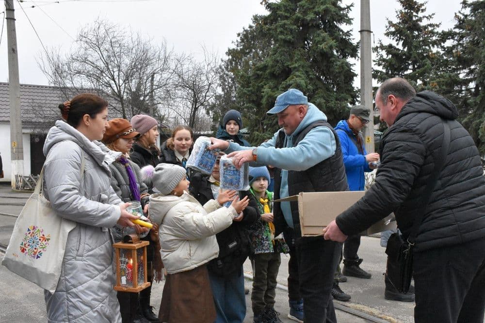 Колектив КП "Миколаївелектротранс" прийняв Вифлеємський Вогонь Миру
